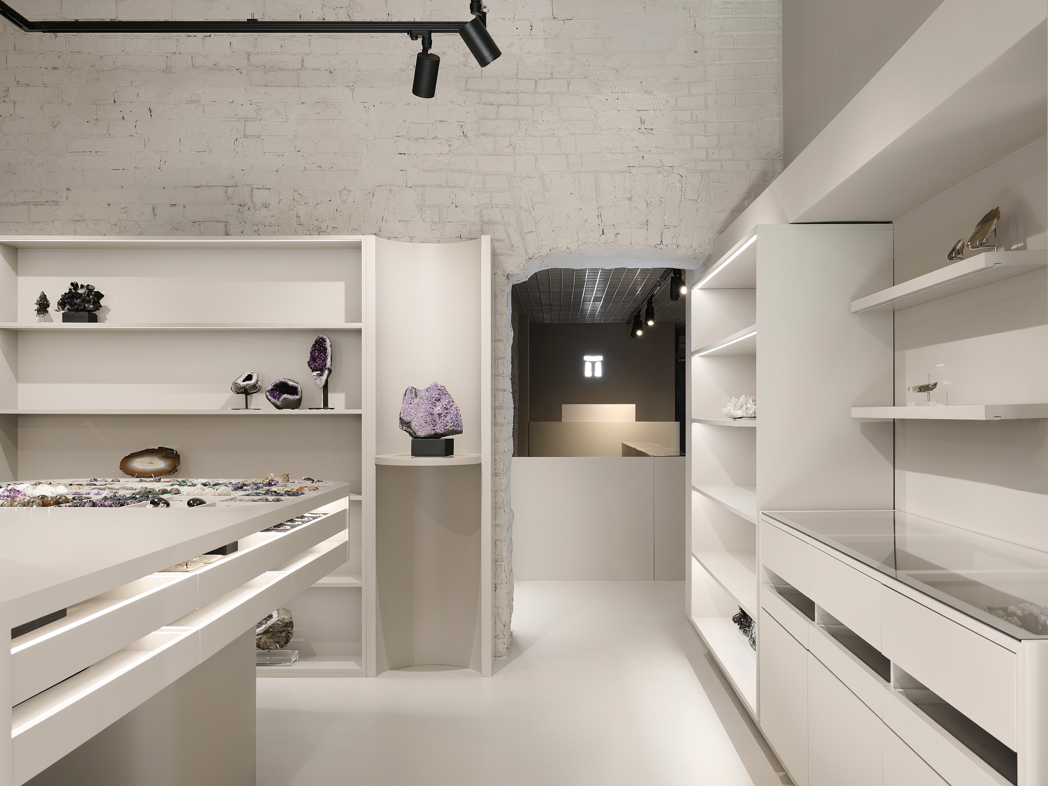 Минималистичный магазин камней и минералов в Москве: проект Sinitsa Buro