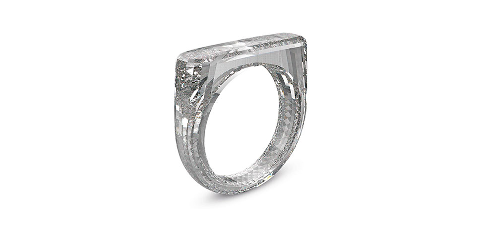 Марк Ньюсон и Джони Айв: кольцо из искусственного алмаза