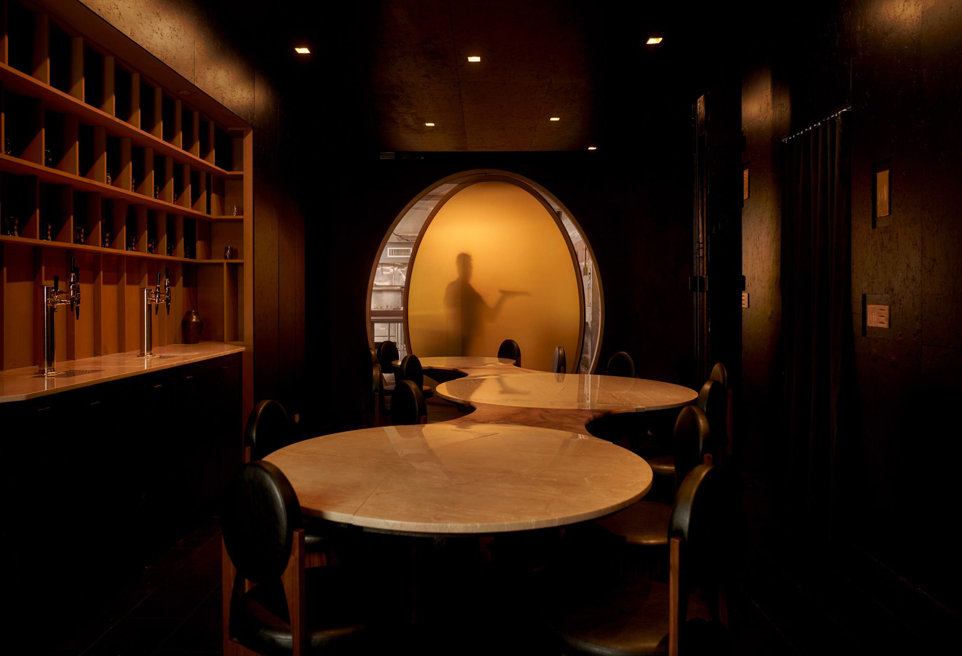 Оммаж локальному контексту: ресторан в Нью-Йорке по проекту бюро Mariam Issoufou Architects