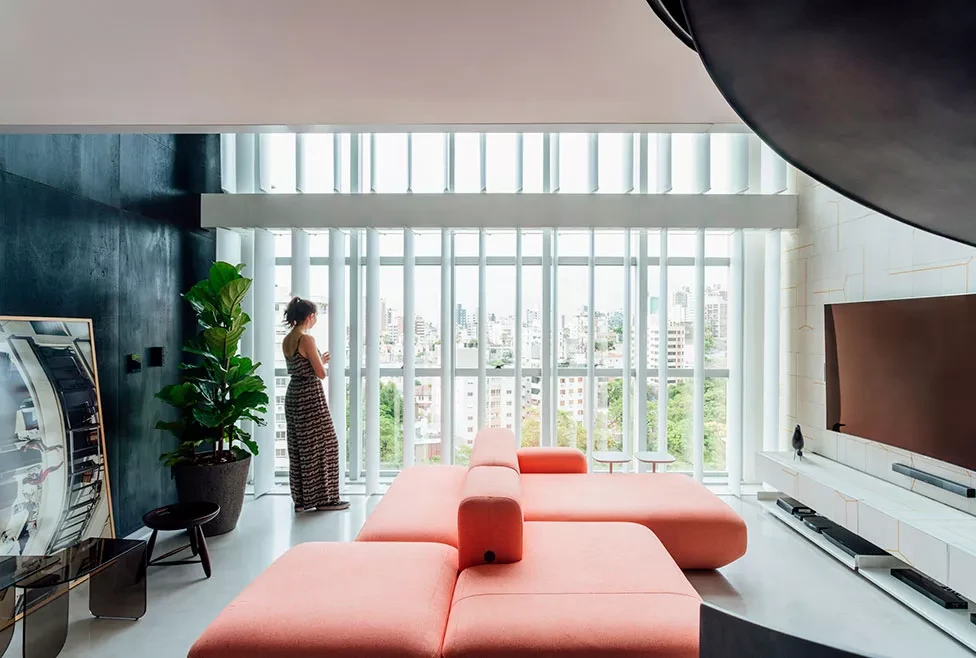 Дизайн гостиной с большим окном фото