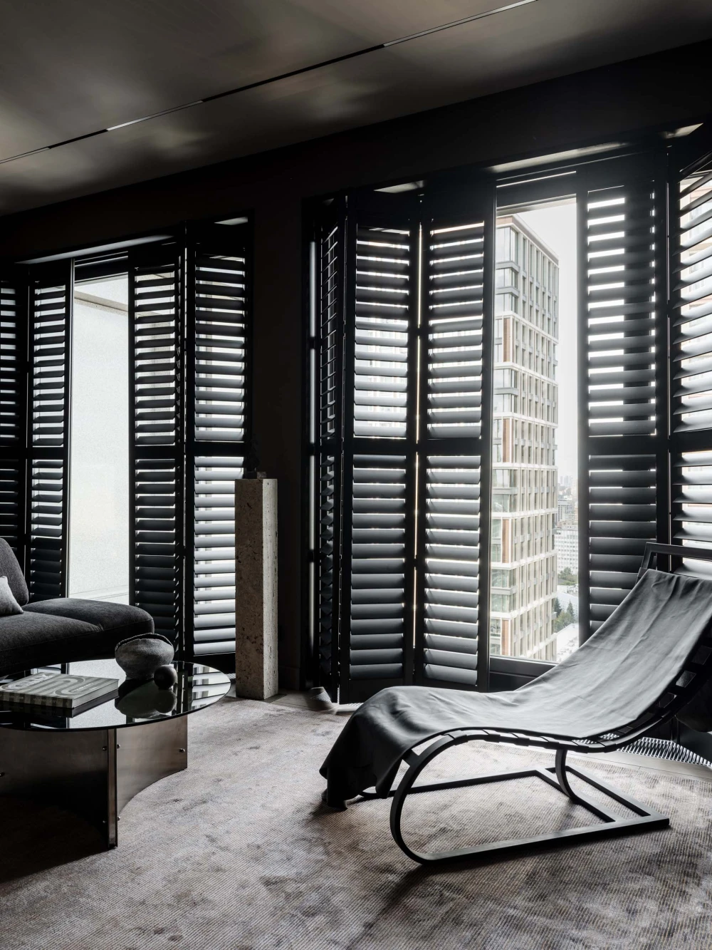 темный интерьер фото