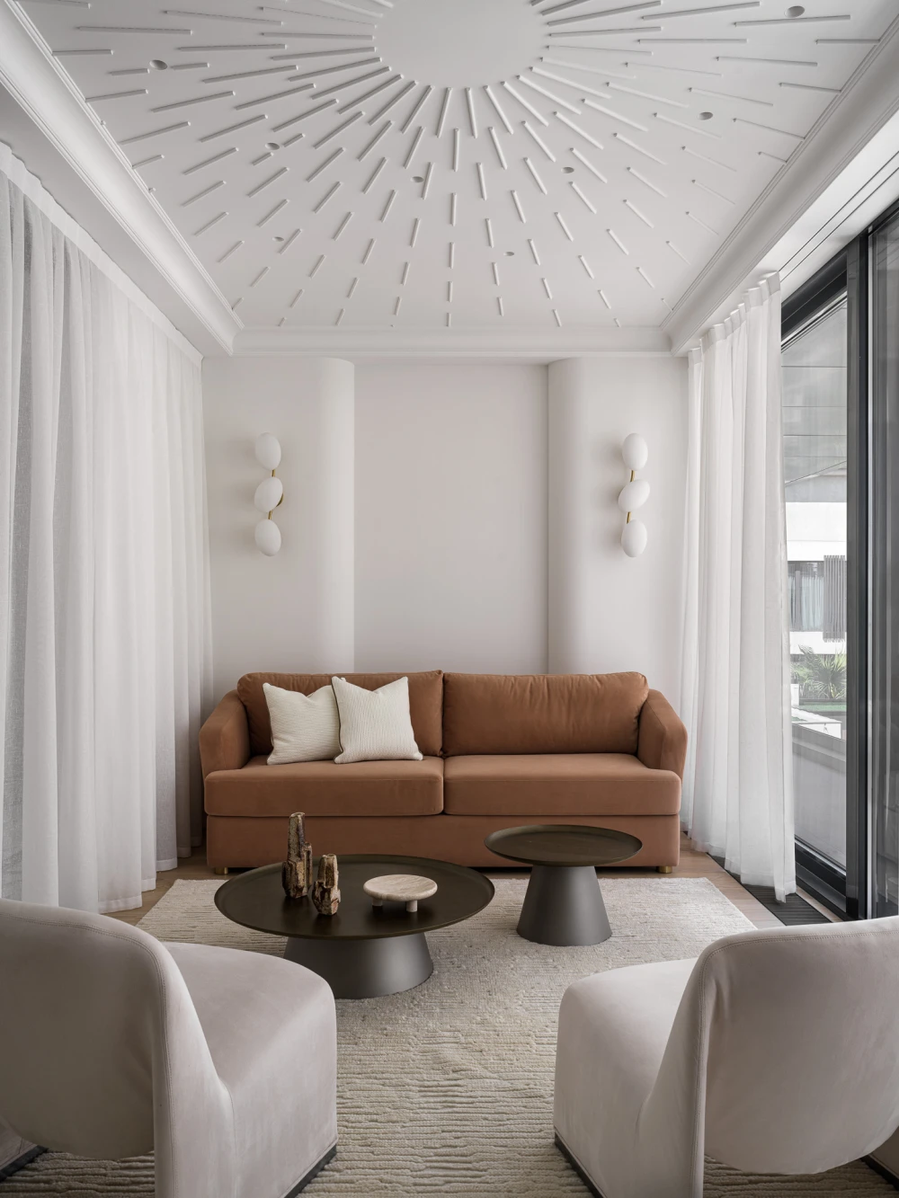 дом в светлых тонах фото