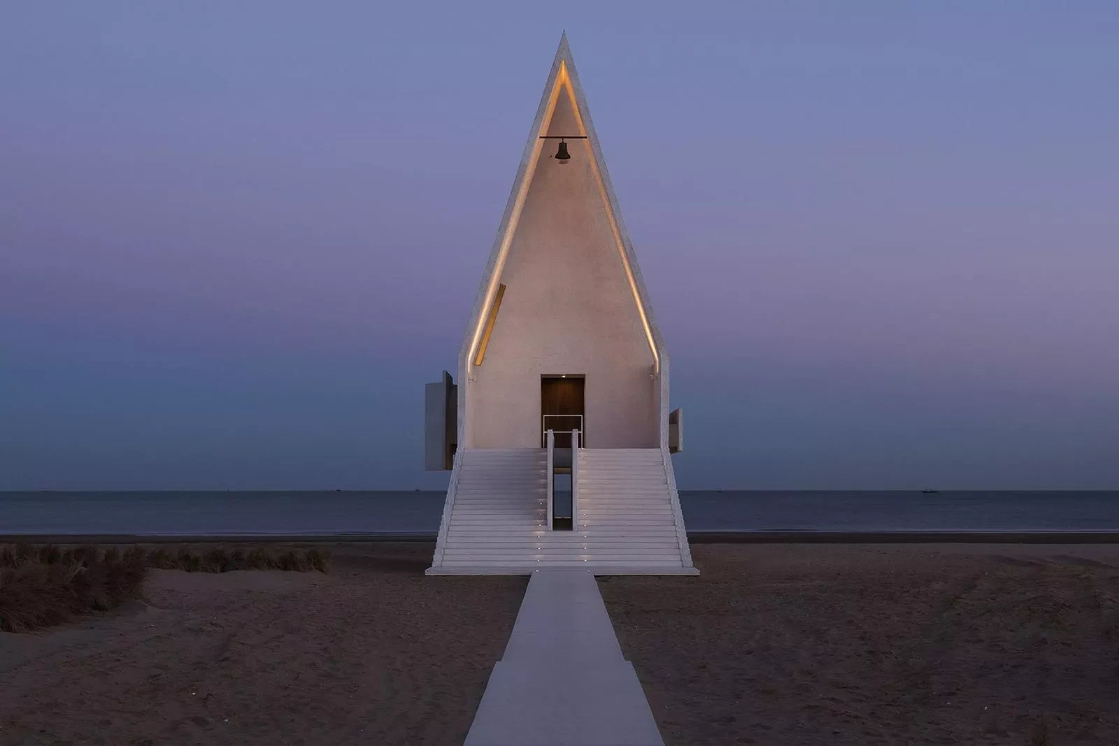Архитектура переживаний: часовня и библиотека на пляже