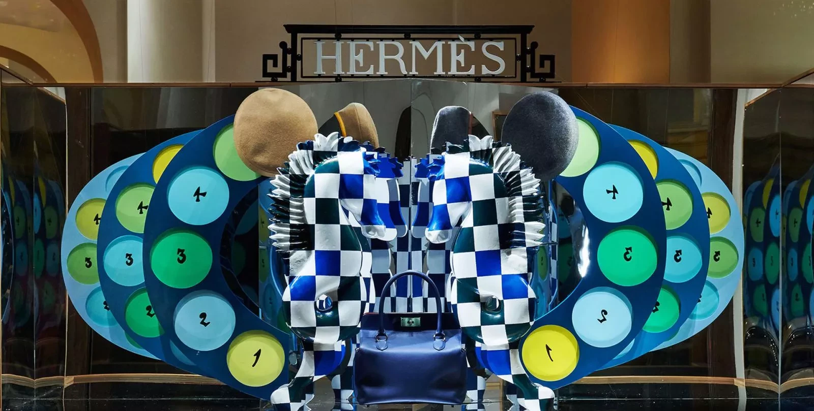 Hermès обновил московские витрины