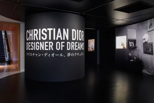 アート・デザイン・音楽 CHRISTIAN DIOR DESIGNER OF DREAMS Christian Dior: Designer of Dreams: выставка в Токио по проекту OMA