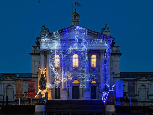 Музей Tate Britain украсили светящиеся слизняки