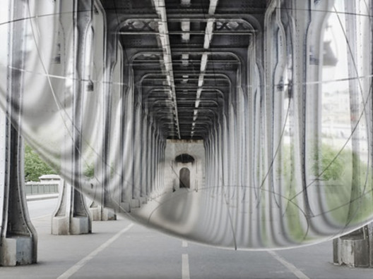 Художник Винсан Леруа надул пузырь под парижским мостом