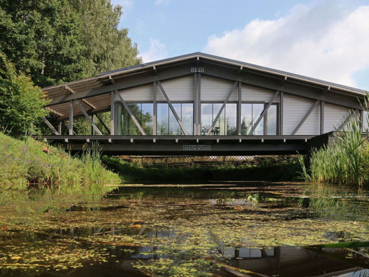 Дом-мост по проекту BIO-architects