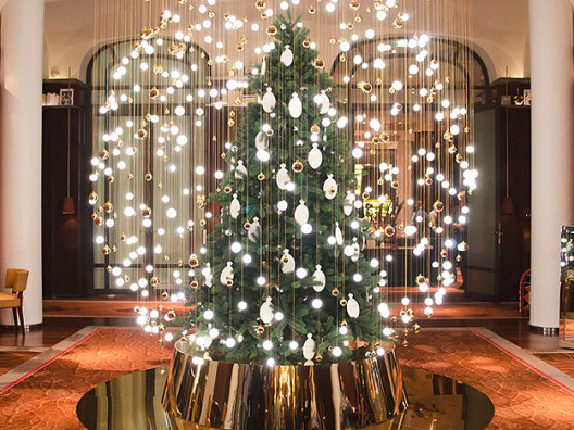 Merry Christmas! Рождественские елки в отелях и парках
