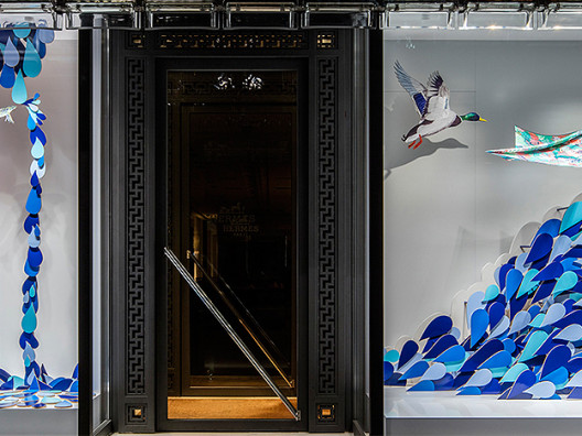 Hermès Ginza в Токио: фигурные капли в витринах