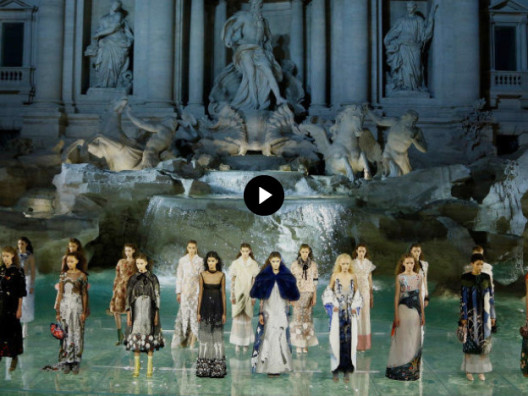 Юбилей Fendi в Риме: фонтан Треви и коллекция от кутюр