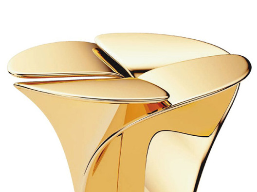 Золотой стул для Louis Vuitton
