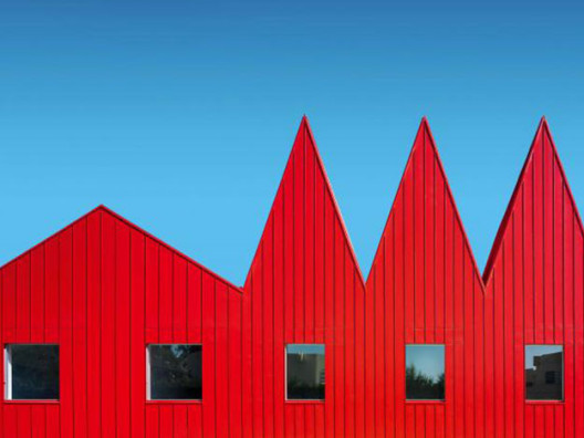 Красный: архитектура в монохроме