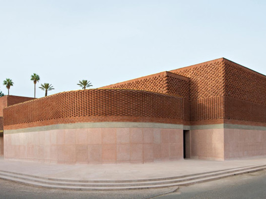 Studio KO: терракотовый памятник Иву Сен-Лорану в Марокко
