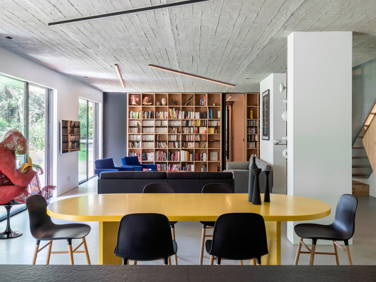Toledano + Architects: парижский дуплекс с перфорированной лестницей