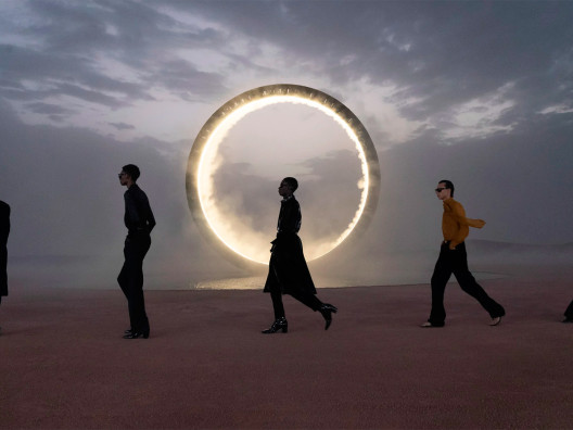 Эс Девлин: кольцо света в пустыне