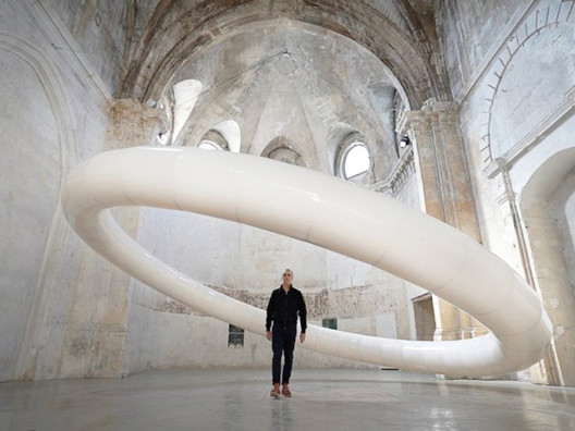 Винсан Леруа: инсталляция во французской церкви