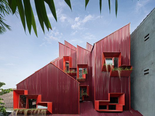 Красный коливинг в Индонезии по проекту Ismail Solehudin Architecture