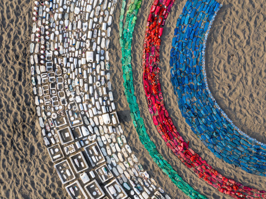 Лиина Клаусс: инсталляция из прибрежного мусора