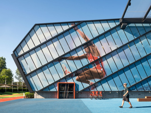 Гараж и общественный центр в кампусе Nike