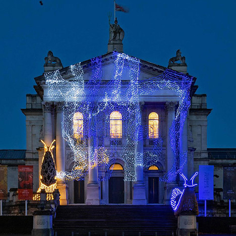 Музей Tate Britain украсили светящиеся слизняки