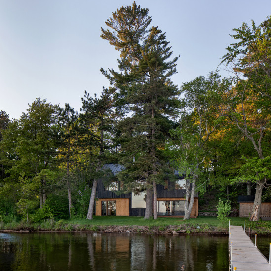 Деревянный дом на озере по проекту Atelier Schwimmer