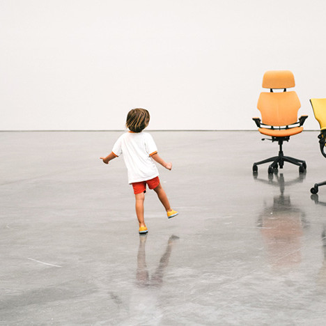 Урс Фишер: танцующие кресла в Gagosian Gallery