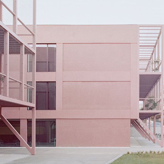 Розовая школа в Турине по проекту BDR bureau