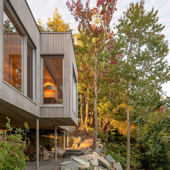 Natalie Dionne Architecture: деревянный дом на скале в лесу