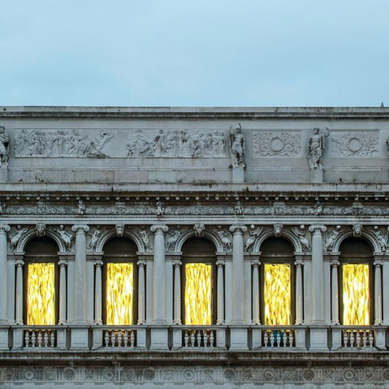 Золотая инсталляция Фабрицио Плесси в Венеции