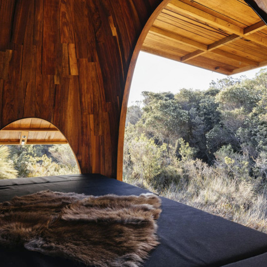 Деревянный лагерь на побережье Тасмании