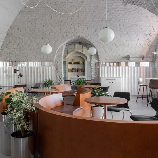 Городское кафе  «Мечтатели» в первом каменном здании Екатеринбурга по проекту студии Zavod 11