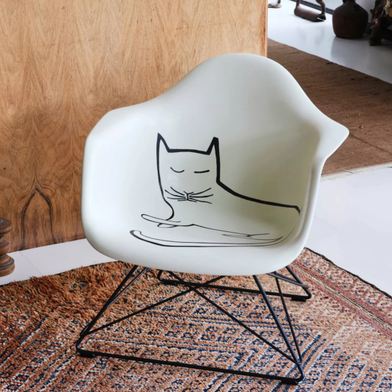 Vitra выпустила ограниченный тираж кресла Eames с рисунком Сола Стейнберга