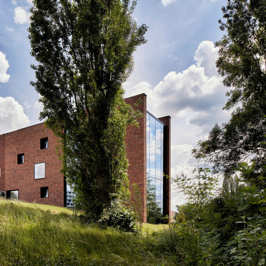 AST 77 Architecten: дом с земляной стеной в Бельгии