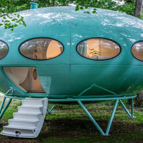 Капсула Futuro House в английском парке