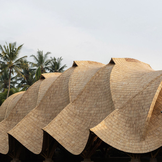 Студия Ibuku: cпортзал из бамбука в балийских джунглях