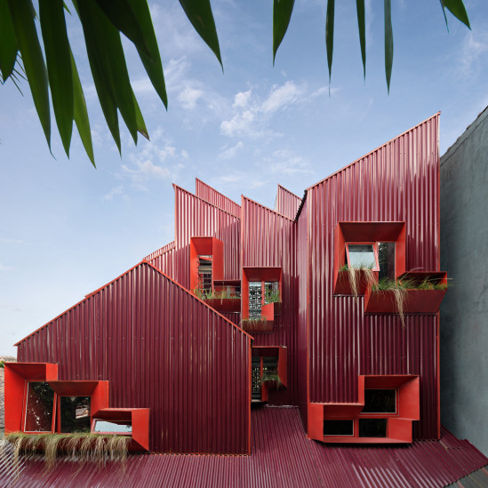 Красный коливинг в Индонезии по проекту Ismail Solehudin Architecture