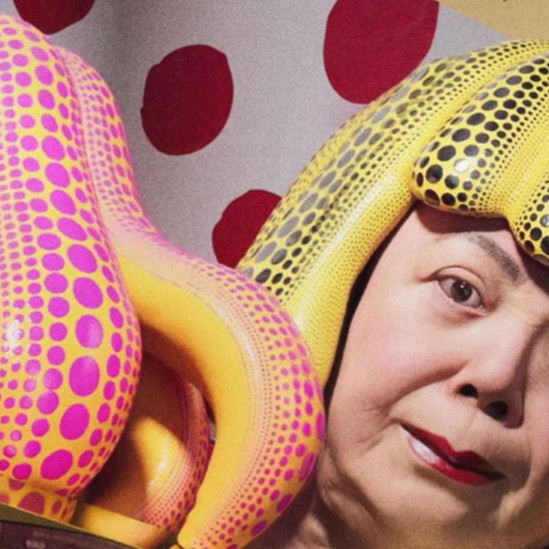 Yayoi Kusama x Louis Vuitton: робот в витрине и инсталляция размером с дом