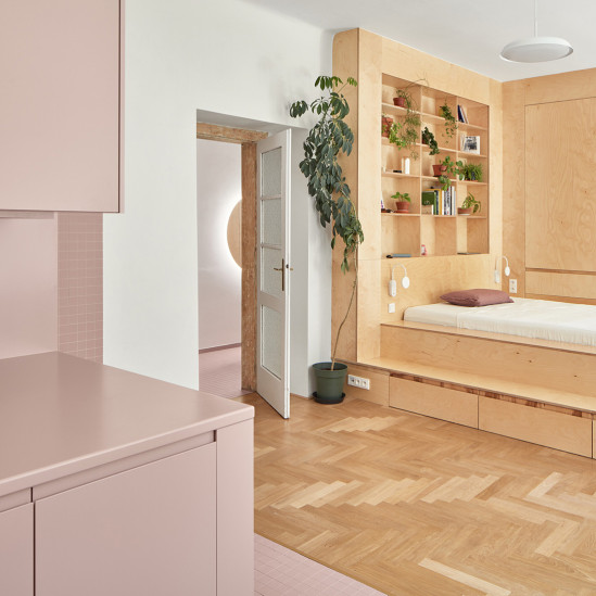 Neuhäusl Hunal: перепланировка маленькой квартиры с подиумом