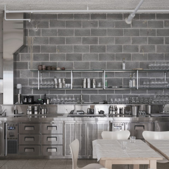 Греческий ресторан с металлической отделкой в Австралии: проект AP Design House