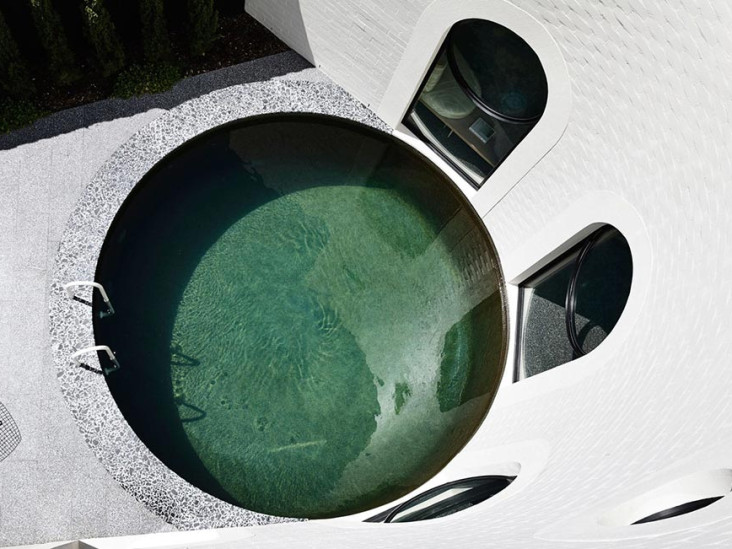 Kennedy Nolan: дом с глубоким бассейном