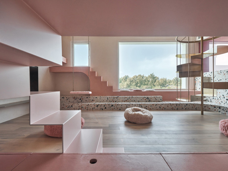 KC Dеsign Studio: розовый дом с мебелью для кошек
