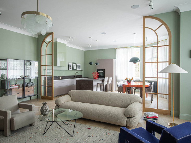 Agnes Rudzite Interiors: квартира в Ригe c иконами дизайна