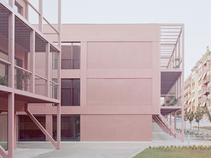 Розовая школа в Турине по проекту BDR bureau