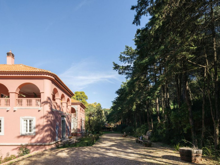 Розовый особняк под Лиссабоном продается за 3,9 млн евро