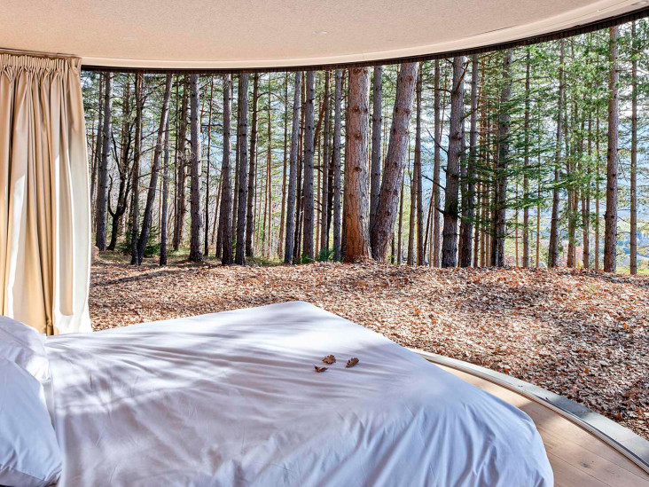 Спальня в альпийском лесу
