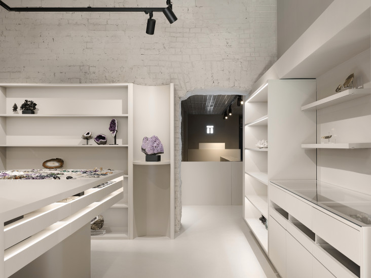 Минималистичный магазин камней и минералов в Москве: проект Sinitsa Buro
