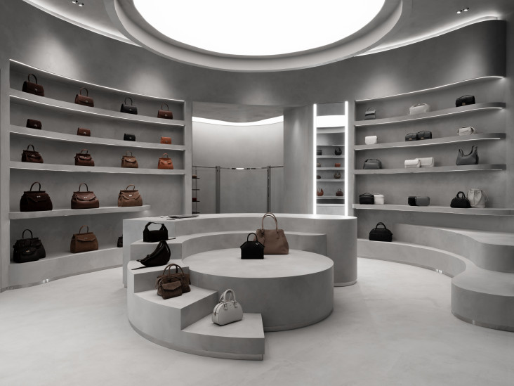 Магазин кожаных сумок со спиральной кассой в Москве: проект Александры Бурмистровой