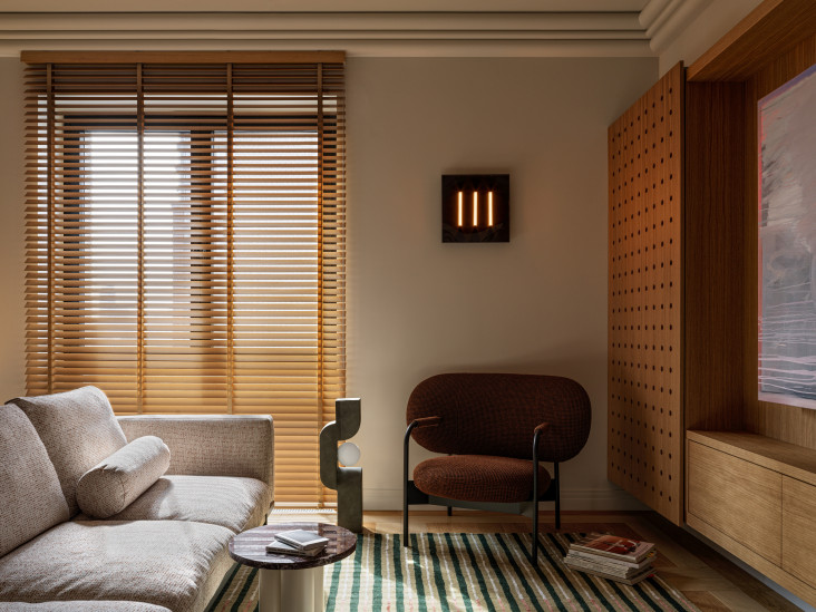 Практичный интерьер с яркими акцентами для студентки: проект Екатерины Бурдиной