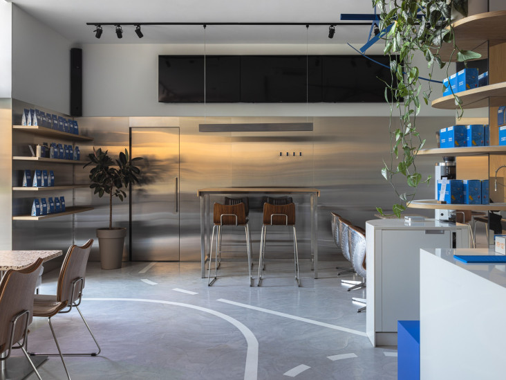 Кофейня в Краснодаре по проекту Oblik Design Studio: небо, самолет, капучино